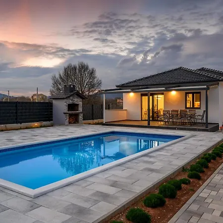 Decimum - Private Luxury With Heated Pool & Near Split Podrug