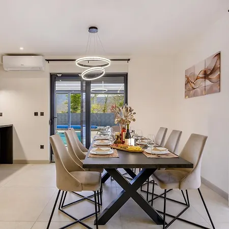 Βίλα Decimum - Private Luxury With Heated Pool & Near Split