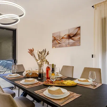 Decimum - Private Luxury With Heated Pool & Near Split Вілла Podrug