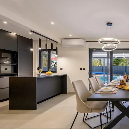 Villa Decimum - Private Luxury With Heated Pool & Near Split *