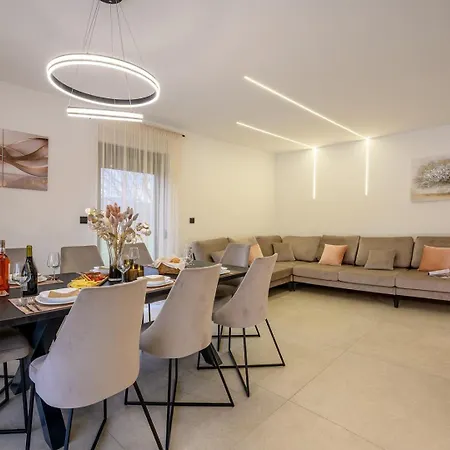 Decimum - Private Luxury With Heated Pool & Near Split Villa Podrug