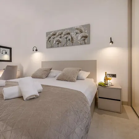 Decimum - Private Luxury With Heated Pool & Near Split Podrug