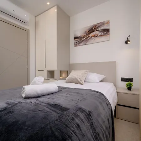 Decimum - Private Luxury With Heated Pool & Near Split Вілла Podrug