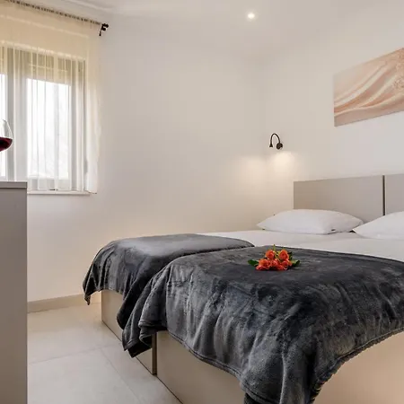 Βίλα Decimum - Private Luxury With Heated Pool & Near Split