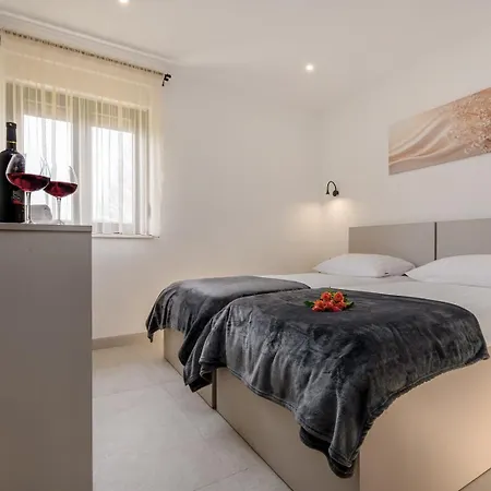 Villa Decimum - Private Luxury With Heated Pool & Near Split Podrug