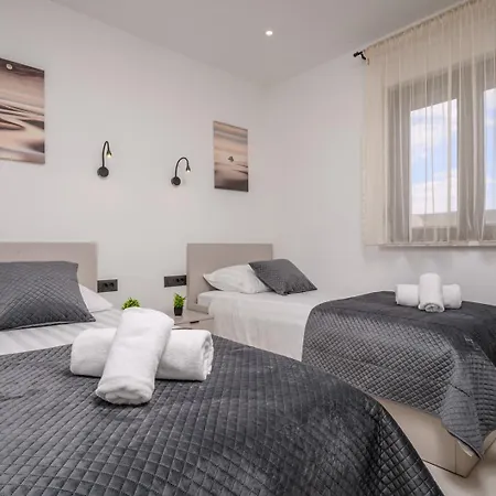 Decimum - Private Luxury With Heated Pool & Near Split Villa *