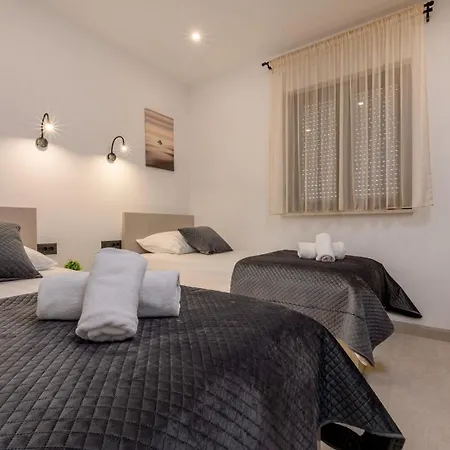 Вілла Decimum - Private Luxury With Heated Pool & Near Split Podrug