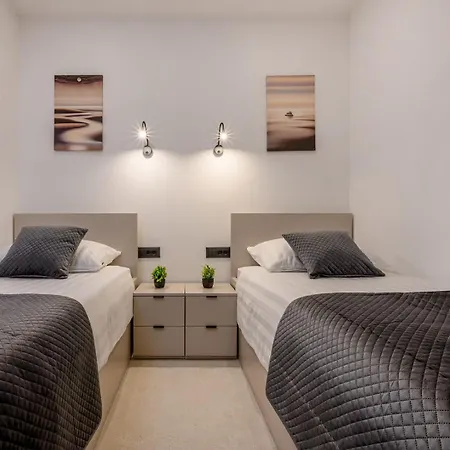 Decimum - Private Luxury With Heated Pool & Near Split Podrug