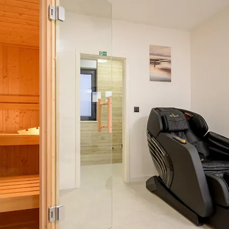 Decimum - Private Luxury With Heated Pool & Near Split Villa