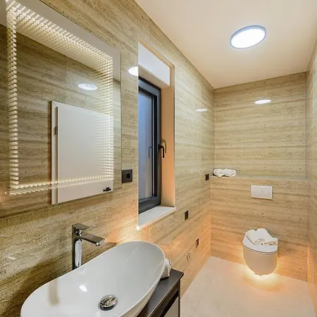 Βίλα Decimum - Private Luxury With Heated Pool & Near Split *